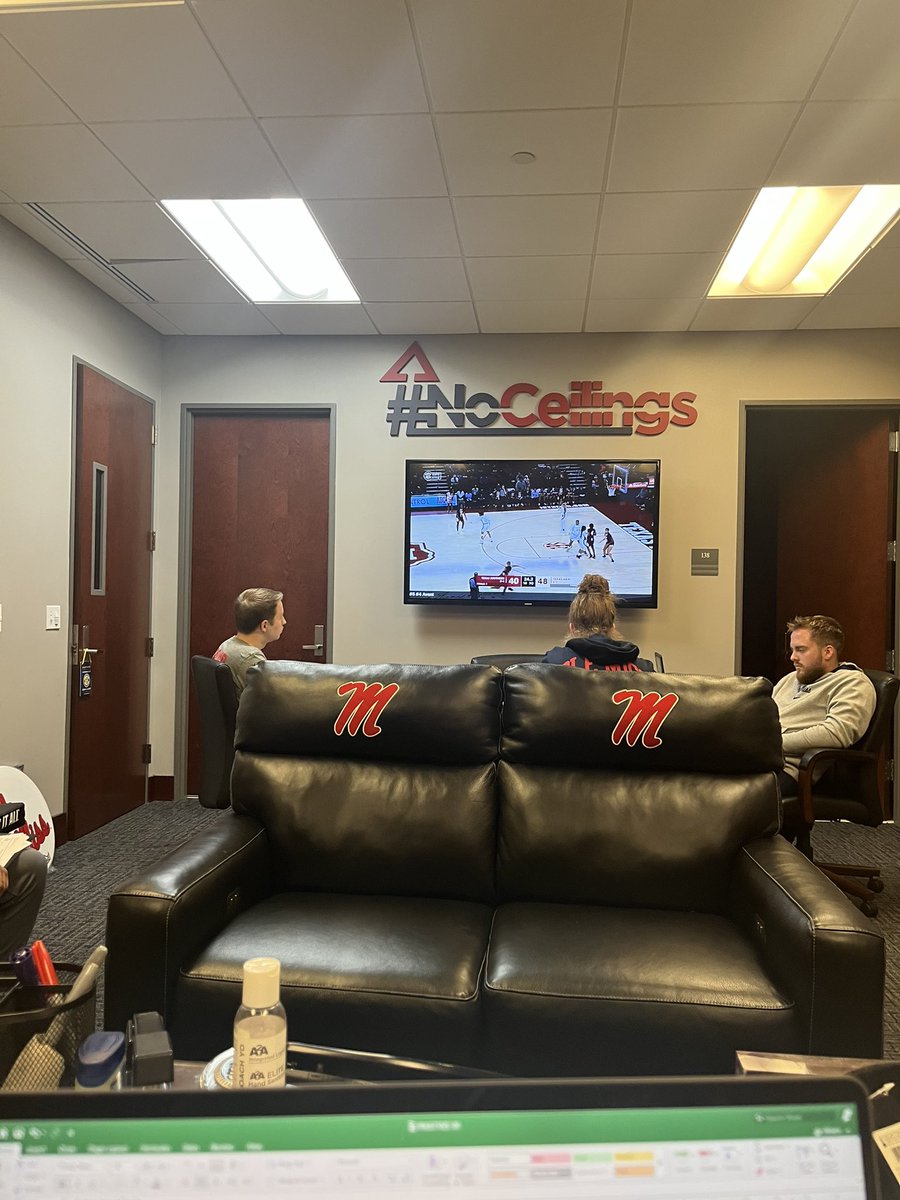 YolettMcCuin's tweet photo. I really enjoy spending time with our BullPen! 4 young thundercats that work extremely hard and are incredible students of the game! Their analytical research is elite and they push me to continually find ways to gain advantages for our squad. https://t.co/pgy4XHeLwN