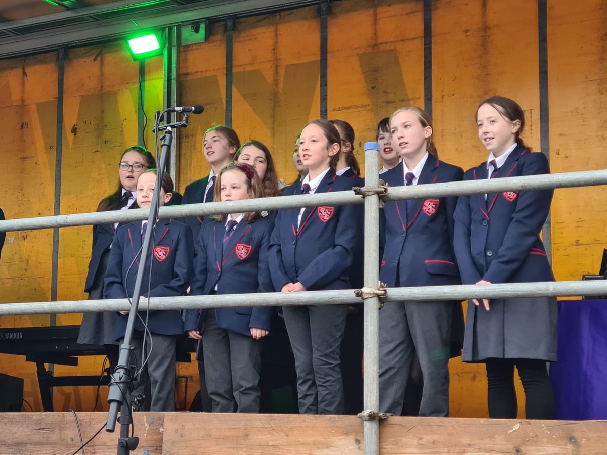 Smithdon_High's tweet photo. The fantastic cast of Oliver with a great performance at the Hunstanton Christmas light switch on #singers #performanceonpoint #christmaslightswitchon #proud https://t.co/EVDtd0sjJJ