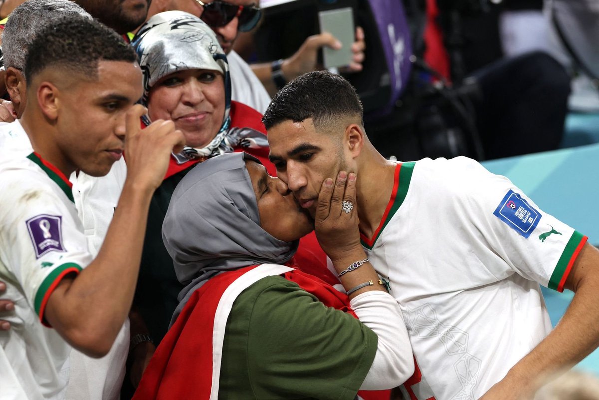idextratime's tweet photo. Achraf Hakimi dan sang Ibu. 🇲🇦❤ https://t.co/F8Sl6OudKU