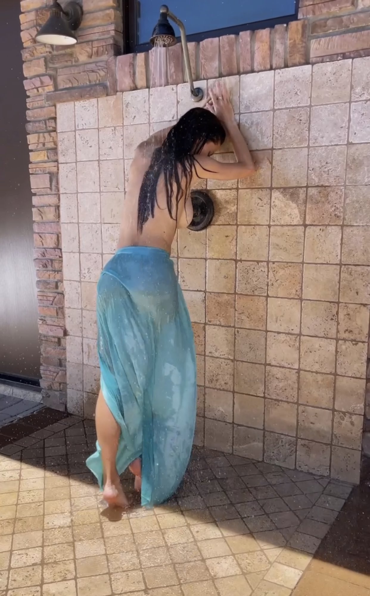 Showers outside 10/10 recommend 💦 who agrees? #ShowerThoughts #future #goals https://t.co/Yi5L3RGpQq