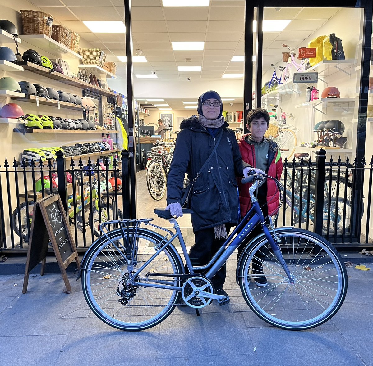 cyclespirit's tweet photo. @RaleighBikes_UK 50% off sale bagged these residents a new bike at half price ๐
#newbikeday #walthamstow #londonshopping #shoplocal #commutebybike #ebike #cyclespirit #catchthemwhileyoucan #leyton #londoncycling #zeroemissions ๐ฒ ๐ https://t.co/cnOf5xKvI1
