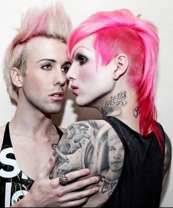 JeffreeStar's tweet image. I can’t believe my best friend is gone 💔 Daniel and I shared almost 20 years of amazing friendship. Last night he sadly passed away and lost his battle of stage 4 cancer.. The pain of his passing is so vast, I’m truly heartbroken.