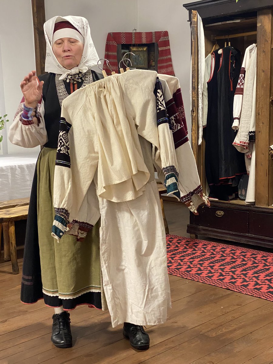 finntour's tweet photo. タルトゥ🇪🇪からさらに南部、セト地方にやってきました。独特の文化を持つセトの人々の歴史や暮らしを学べるセト・ミュージアムでは民族衣装を着る貴重な体験もできます👗✨私も実際に着せて頂きました❣️結婚式や特別な行事の際に着るそうです。アクセサリーはなんと全部で6kg!😲#セト地方 #setomaa https://t.co/C3HrYyIauC