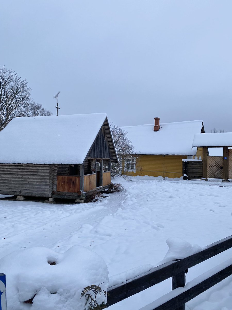 finntour's tweet photo. タルトゥ🇪🇪からさらに南部、セト地方にやってきました。独特の文化を持つセトの人々の歴史や暮らしを学べるセト・ミュージアムでは民族衣装を着る貴重な体験もできます👗✨私も実際に着せて頂きました❣️結婚式や特別な行事の際に着るそうです。アクセサリーはなんと全部で6kg!😲#セト地方 #setomaa https://t.co/C3HrYyIauC