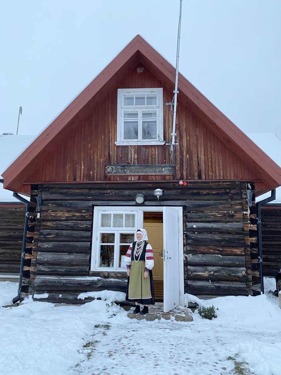 finntour's tweet photo. タルトゥ🇪🇪からさらに南部、セト地方にやってきました。独特の文化を持つセトの人々の歴史や暮らしを学べるセト・ミュージアムでは民族衣装を着る貴重な体験もできます👗✨私も実際に着せて頂きました❣️結婚式や特別な行事の際に着るそうです。アクセサリーはなんと全部で6kg!😲#セト地方 #setomaa https://t.co/C3HrYyIauC
