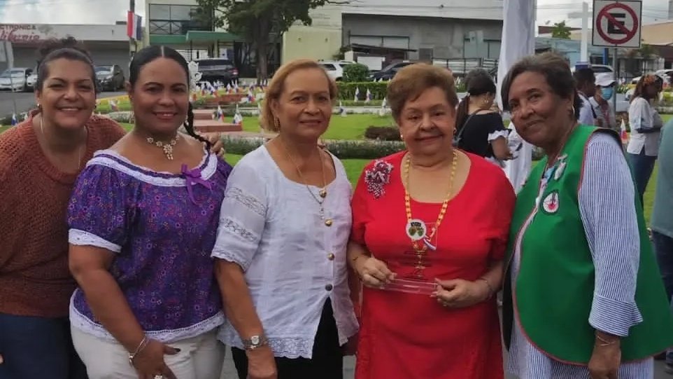 ancecsede's tweet photo. Voluntarias de ANCEC  capítulo de Arraiján Mariela Reina y Fabiola De León y por Ancec sede la tesorera de la junta directiva Eira Rosas y la voluntaria Siddia Ospina, acompañaron a la Licda. Marcela Ferguson de Rodríguez.

#ancecpa #reconocimiento https://t.co/Fp3805vpw5