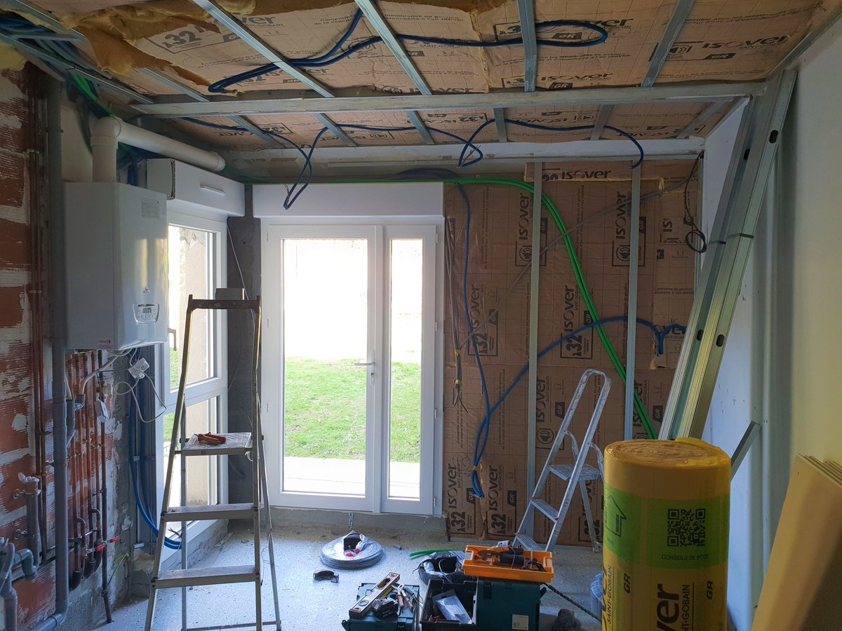 b_stey's tweet photo. 🛠️Reprise des travaux du futur bureau. 
Isolation, placo, élec, ... 
j'en profite pour tirer le max (RJ45, HDMI, TV au mur, ...) 
La suite : isolation sol + chappe https://t.co/C2iq8WUNiB