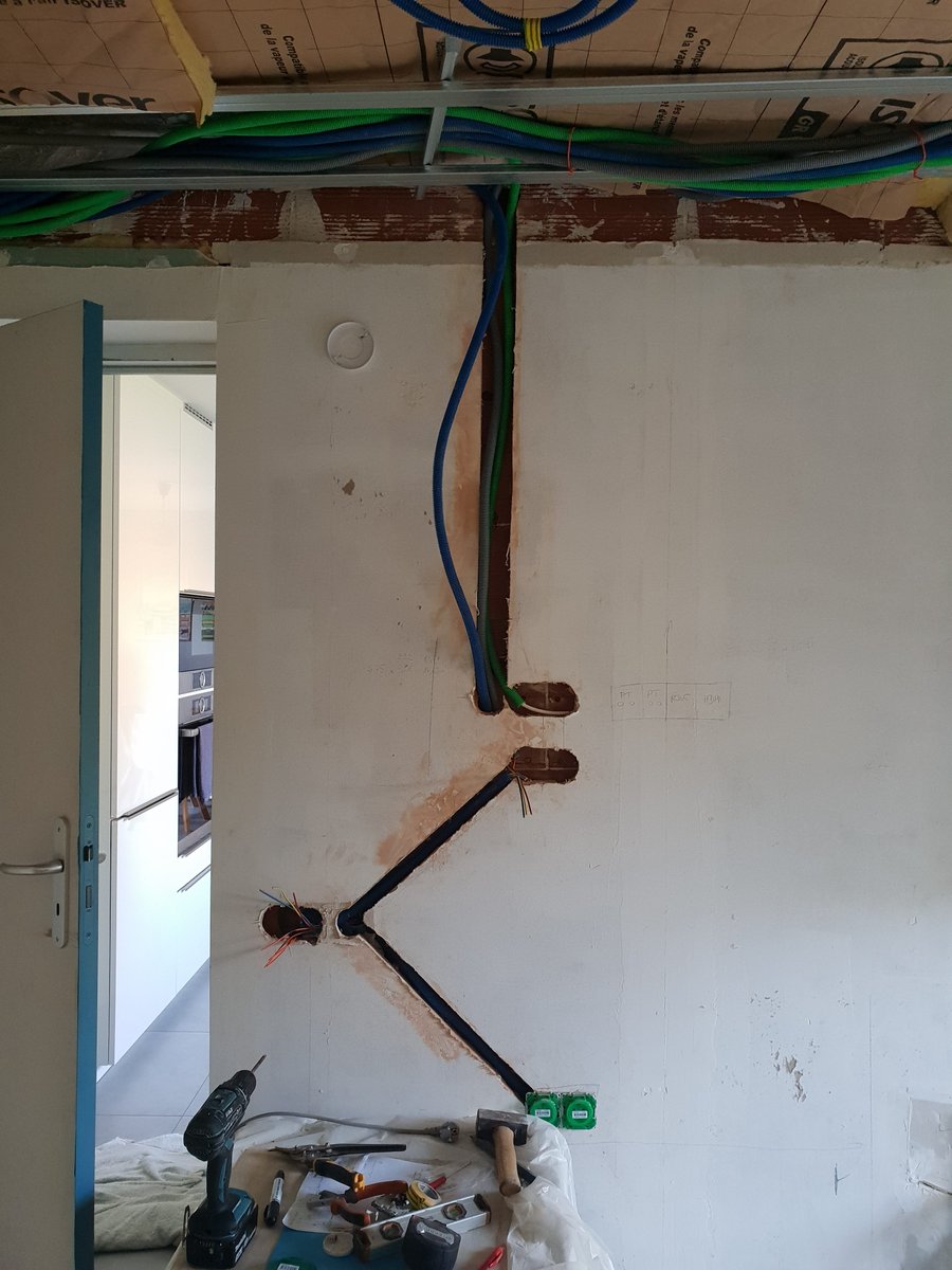 b_stey's tweet photo. 🛠️Reprise des travaux du futur bureau. 
Isolation, placo, élec, ... 
j'en profite pour tirer le max (RJ45, HDMI, TV au mur, ...) 
La suite : isolation sol + chappe https://t.co/C2iq8WUNiB