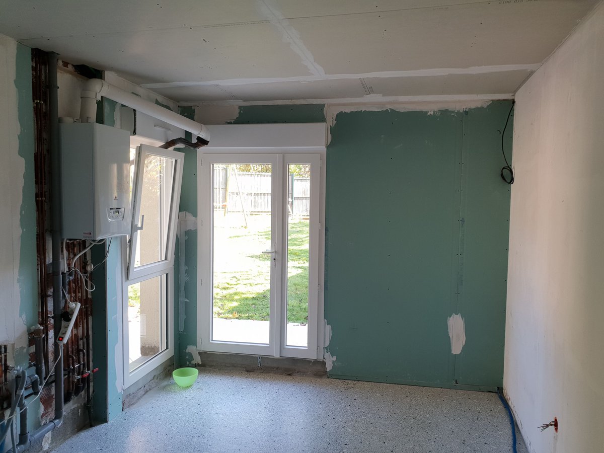 b_stey's tweet photo. 🛠️Reprise des travaux du futur bureau. 
Isolation, placo, élec, ... 
j'en profite pour tirer le max (RJ45, HDMI, TV au mur, ...) 
La suite : isolation sol + chappe https://t.co/C2iq8WUNiB