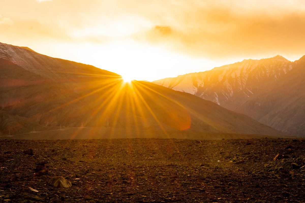 MThiksay's tweet photo. The trouble with Sunset is that they have to end. 

POV: Nothing is Permanent in this World

#sunsetphotography #sunsets #sunset https://t.co/U7NjTBuG3x