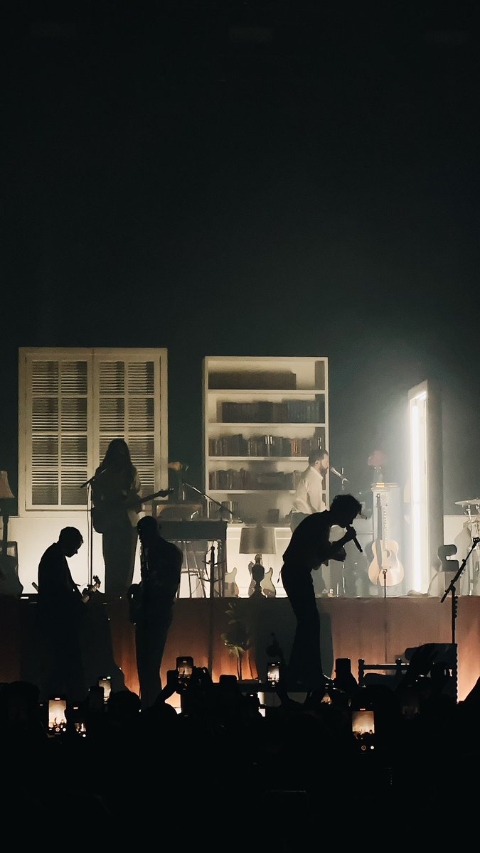 ryan_taylorrr's tweet photo. Highly recommend going alone to see your favorite band. @the1975 https://t.co/Nnk3Y9as9m
