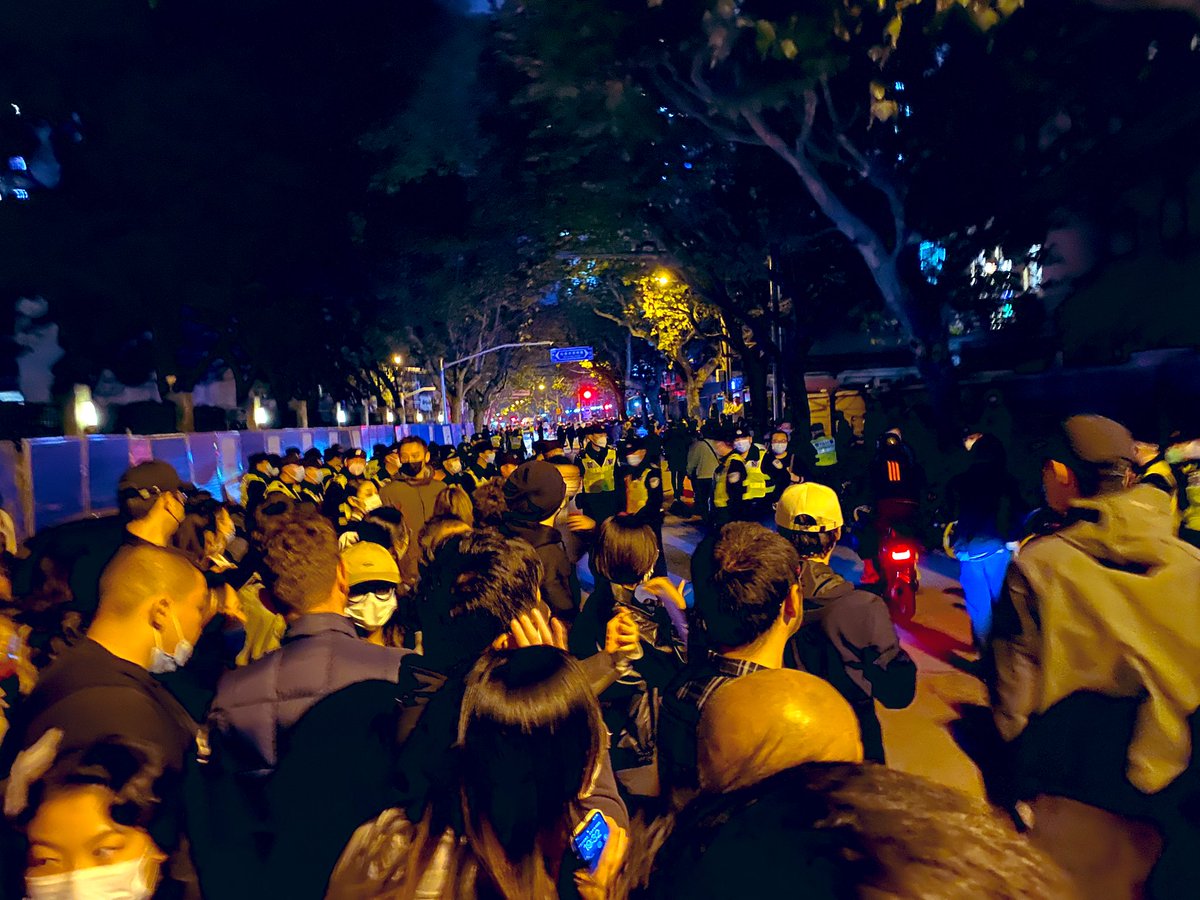#Shanghai rues fermées renforts de #police #manifestations #Chine  #Covid19