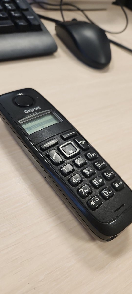 Bence bu eczane telefonu canlı bişey. İçeriye bırakınca dışarı çıkınca çalıyor,dışarı bırakınca içeri geçince çalıyor hissediyor sanki hiç şaşmıyor.🤔