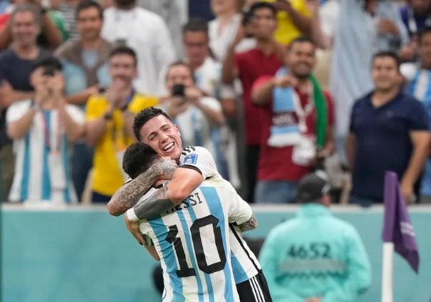 Enzo Fernández y Lionel Messi se llevan casi 14 años. Los caminos que se cruzan entre el joven que le cambió la cara a la Selección y el rosarino que quiere levantar su primera Copa del Mundo. 

✍️ @pulgaclavenzani

📝 Abrazar al ídolo 📌 centrofobal.com/abrazar-al-ido…