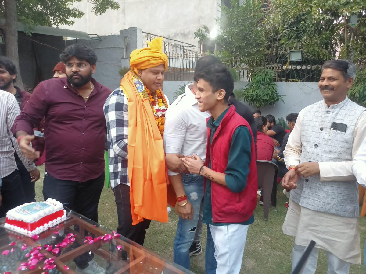 Nagenda38664671's tweet photo. प्रिय अनुज #anilchauhan जी को जन्��दिन की अंनत शुभकामनाएं एवं बधाई
मां भवानी और भगवान श्री राम का आशीर्वाद ��दैव आप पर बना रहे 💐🎂
#Anil_Chauhan https://t.co/I1DcE9kl2C