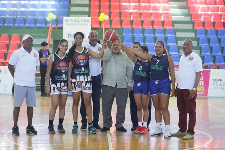 fedoclubes1's tweet photo. Para dar inicio a nuestro juego de hoy, hicimos un saque de honor con el Sr. Hector Marte Paulino & la directiva de este Superior Femenino.
#CopaSeaboard https://t.co/tvPQbA2Vtj