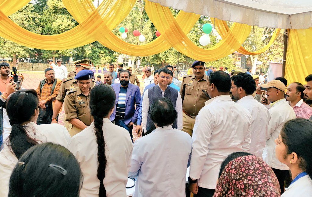 gondapolice's tweet photo. #SPGonda @akashtomarips के निर्देशन में यातायात मेले में एस.सी.पी.एम आयुर्वेदिक मेडिकल कॉलेज द्वारा स्टॉल लगाकर लोगो को first aid/ प्राथमिक दवाओं के बारें में जानकारी दी गई, यातायात नियमों का पालन कर होने वाली दुर्घटनाओं से बचाव हेतु जागरूक भी किया गया।

#safe_drive https://t.co/wSYuUdimE5