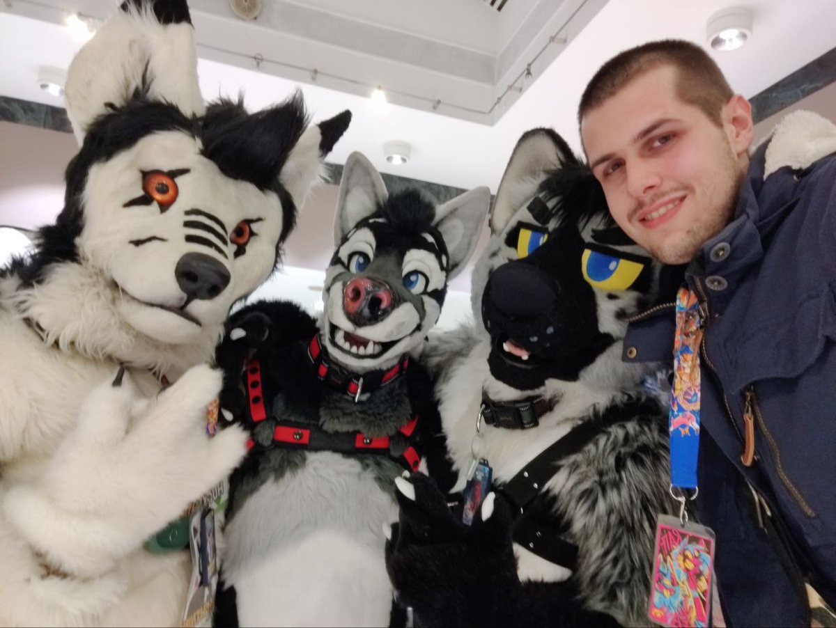 Lightningandro2's tweet photo. On photo with Lot of cutes 🤗⚡😎#furries #fluufffcon #fursuit https://t.co/4rTsg2rePb