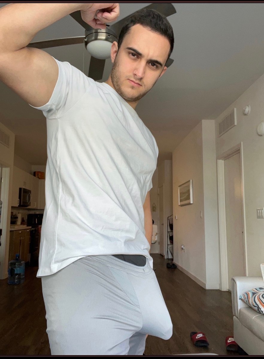 rosetristan2008's tweet photo. Should I go to the gym like this? https://t.co/2ZvDDC39UX