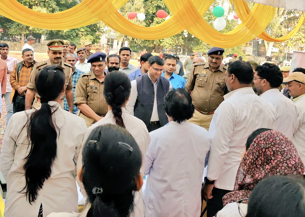 gondapolice's tweet photo. #SPGonda @akashtomarips के निर्देशन में यातायात मेले में एस.सी.पी.एम आयुर्वेदिक मेडिकल कॉलेज द्वारा स्टॉल लगाकर लोगो को first aid/ प्राथमिक दवाओं के बारें में जानकारी दी गई, यातायात नियमों का पालन कर होने वाली दुर्घटनाओं से बचाव हेतु जागरूक भी किया गया।

#safe_drive https://t.co/wSYuUdimE5