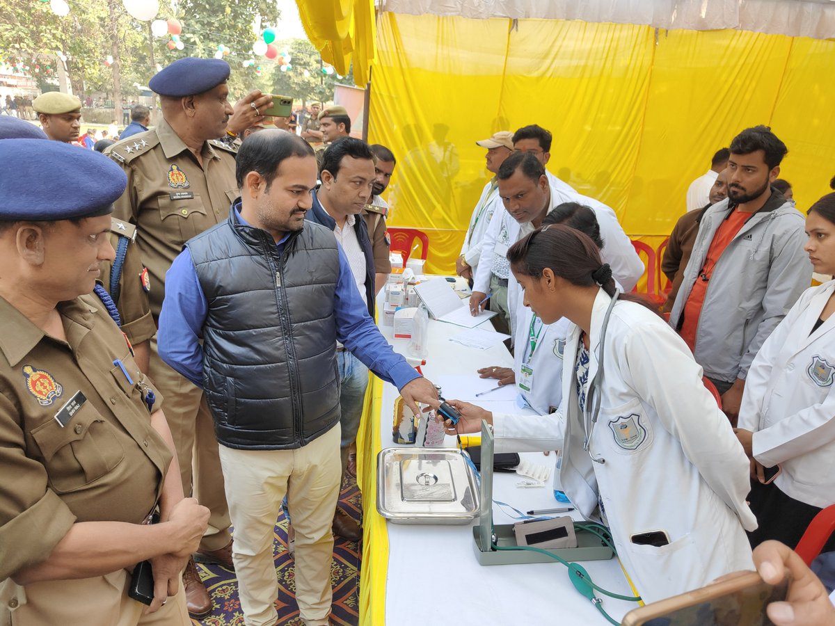 gondapolice's tweet photo. #SPGonda @akashtomarips के निर्देशन में यातायात मेले में एस.सी.पी.एम आयुर्वेदिक मेडिकल कॉलेज द्वारा स्टॉल लगाकर लोगो को first aid/ प्राथमिक दवाओं के बारें में जानकारी दी गई, यातायात नियमों का पालन कर होने वाली दुर्घटनाओं से बचाव हेतु जागरूक भी किया गया।

#safe_drive https://t.co/wSYuUdimE5