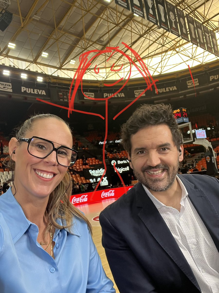 Milena hoy ha venido guapísima al partidazo de la jornada @valenciabasket contra @unicajaCB ya en directo 📺 @FranFermoso @MilenaMartinn @MovistarBasket