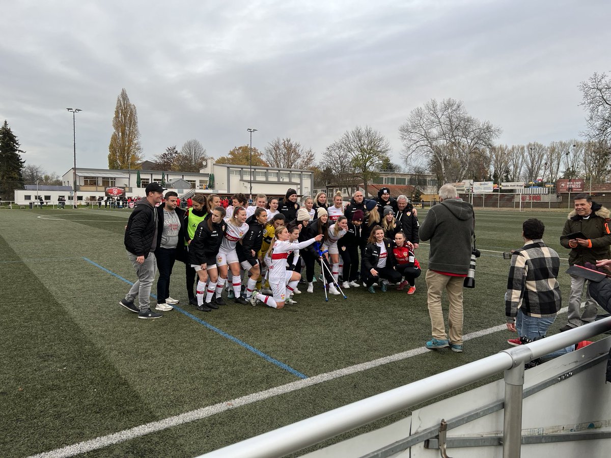 Spitzenreiter Spitzenreiter hey hey 🥰
#VfBFrauen #VfBStuttgart #Herbstmeister 
Die <a href="/VfB_Frauen/">VfB Stuttgart Frauen</a> gewinnen auswärts in meiner Heimatstadt Mannheim gegen den TSV Neckarau mit 2-1.