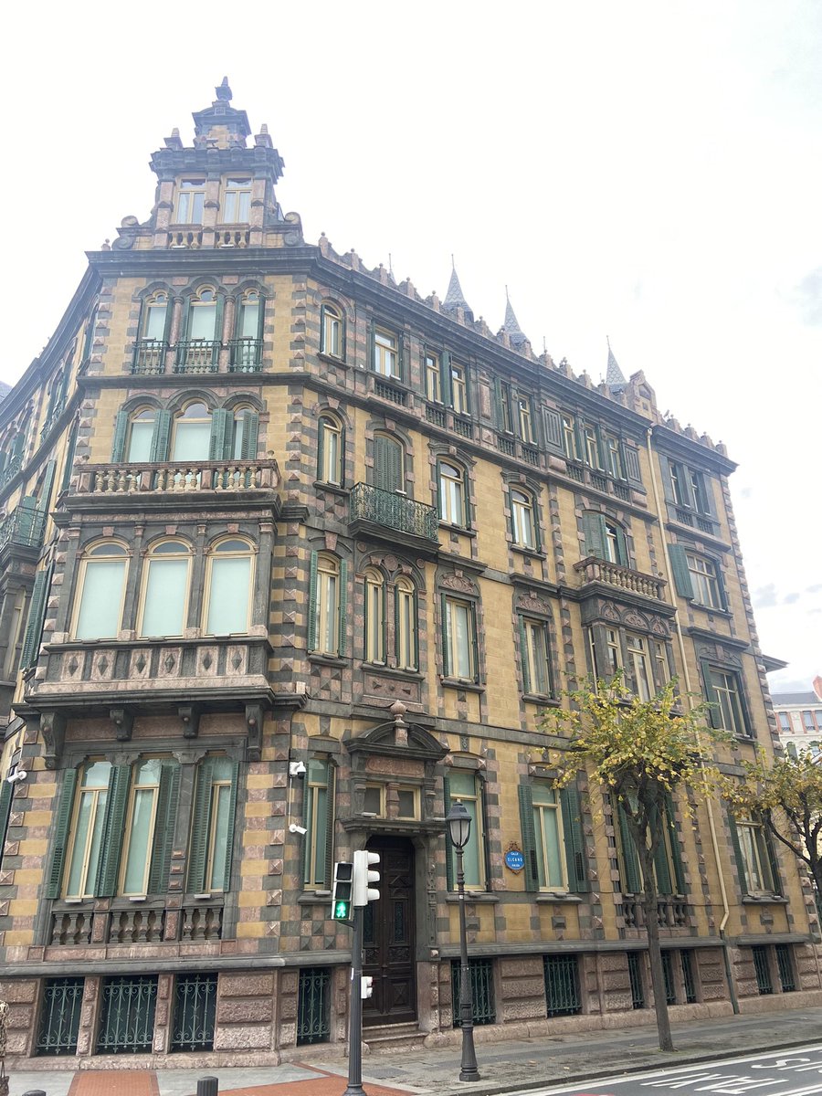 「the buildings in Bilbao have a lot of ch」|thomas mahonのイラスト