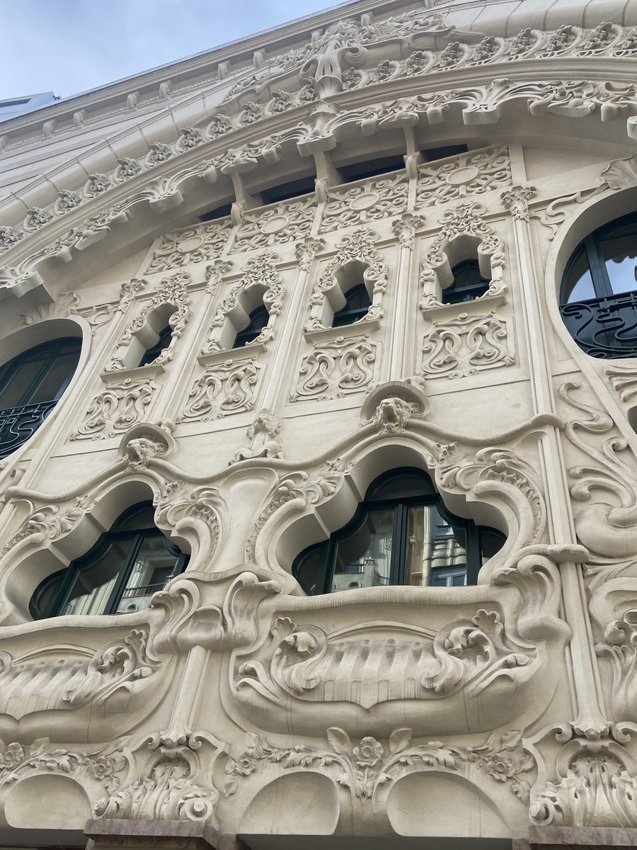 「the buildings in Bilbao have a lot of ch」|thomas mahonのイラスト