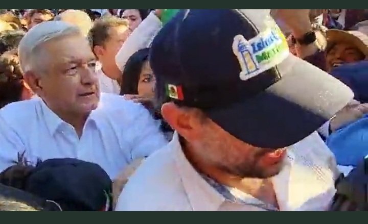 #AlMomento
Entre empujones arriba al Ángel de la Independencia, el Presidente <a href="/lopezobrador_/">Andrés Manuel</a>, durante su llegada se reporta que una ambulancia entró al contingente para atender a una persona 
#MarchaConObrador 
📷:De redes
