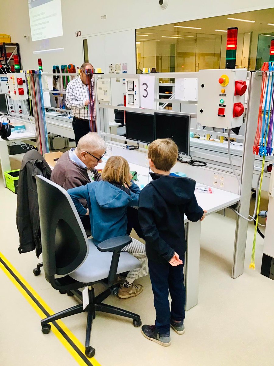 EnergyVille (@energyville) on Twitter photo 💥 Wat een dag, die <a href="/dagvdwetenschap/">DagvandeWetenschap</a> - en of we het samen lieten knallen! #DVDW2022
✒️ We kropen er zelfs al over in onze pen: energyville.be/nieuws-events/…
📷 <a href="/frankdeboosere/">Frank Deboosere</a> | <a href="/avombergen/">Angelique Van Ombergen</a> | <a href="/GJSchaeffer/">Gerrit Jan Schaeffer</a>
🤝 <a href="/KU_Leuven/">KU Leuven</a> | <a href="/VITObelgium/">VITO</a> | <a href="/imecVlaanderen/">imec in Vlaanderen</a> | <a href="/uhasselt/">Universiteit Hasselt</a> | <a href="/vlaamseoverheid/">Vlaamse overheid</a> 💥 Wat een dag, die <a href="/dagvdwetenschap/">DagvandeWetenschap</a> - en of we het samen lieten knallen! #DVDW2022
✒️ We kropen er zelfs al over in onze pen: energyville.be/nieuws-events/…
📷 <a href="/frankdeboosere/">Frank Deboosere</a> | <a href="/avombergen/">Angelique Van Ombergen</a> | <a href="/GJSchaeffer/">Gerrit Jan Schaeffer</a>
🤝 <a href="/KU_Leuven/">KU Leuven</a> | <a href="/VITObelgium/">VITO</a> | <a href="/imecVlaanderen/">imec in Vlaanderen</a> | <a href="/uhasselt/">Universiteit Hasselt</a> | <a href="/vlaamseoverheid/">Vlaamse overheid</a>