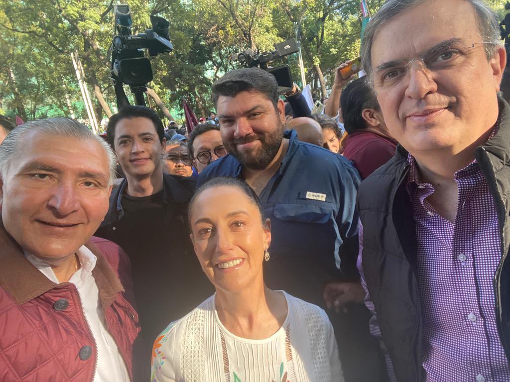 madspinkis's tweet photo. Potro y Karime encontrándose en la casa después de tirarse mrd mutuamente: 

#LaCasaDeLosFamososMx 
 https://t.co/MNHg66M498