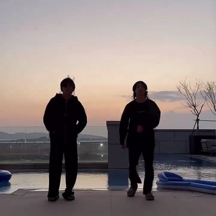 vhyungiekim's tweet photo. BRO WTF €$&amp;#\×/+$÷$%€ RICH COUPLE 
#taekook https://t.co/7y5wySm6cU
