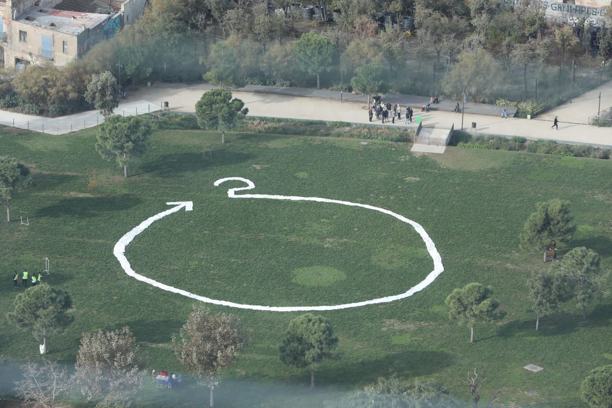 monSOStenible's tweet image. El símbol del #pacteperlamodacircular i 22 tones de #roba a la Clariana de la plaça de les Glòries de #barcelona ha constituït l&apos;acte central de la 14ena #setmanaperlaprevencioderesidus, que ha visibilitzat els 22kg de #residustextils que genera cada persona a l&apos;any, @residuscat