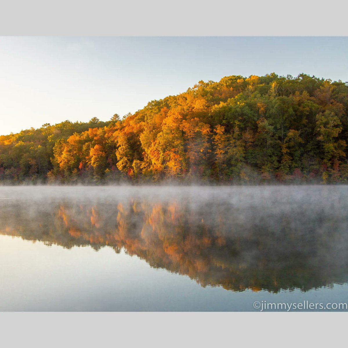 SimmyJellers's tweet photo. I caught the sunrise over a lake in Table Rock Park SC. It was an accident I was here at this exact time. This is why I no longer believe in accidents. It’s all part of a plan, I bet #southcarolina #tablerock #tablerockstatepark #reflectionphotography #storytelleroverland https://t.co/puqEe83OAQ
