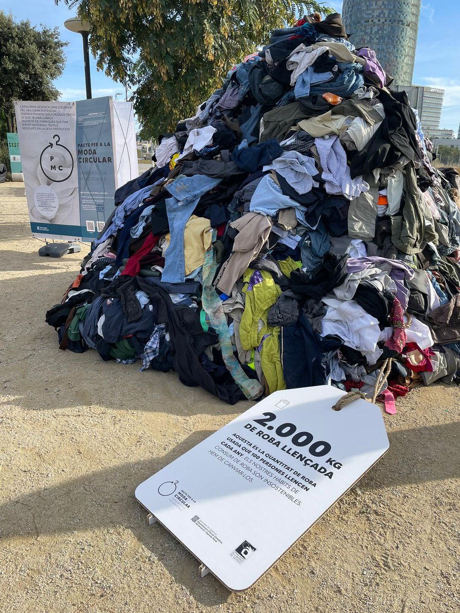 monSOStenible's tweet image. El símbol del #pacteperlamodacircular i 22 tones de #roba a la Clariana de la plaça de les Glòries de #barcelona ha constituït l&apos;acte central de la 14ena #setmanaperlaprevencioderesidus, que ha visibilitzat els 22kg de #residustextils que genera cada persona a l&apos;any, @residuscat