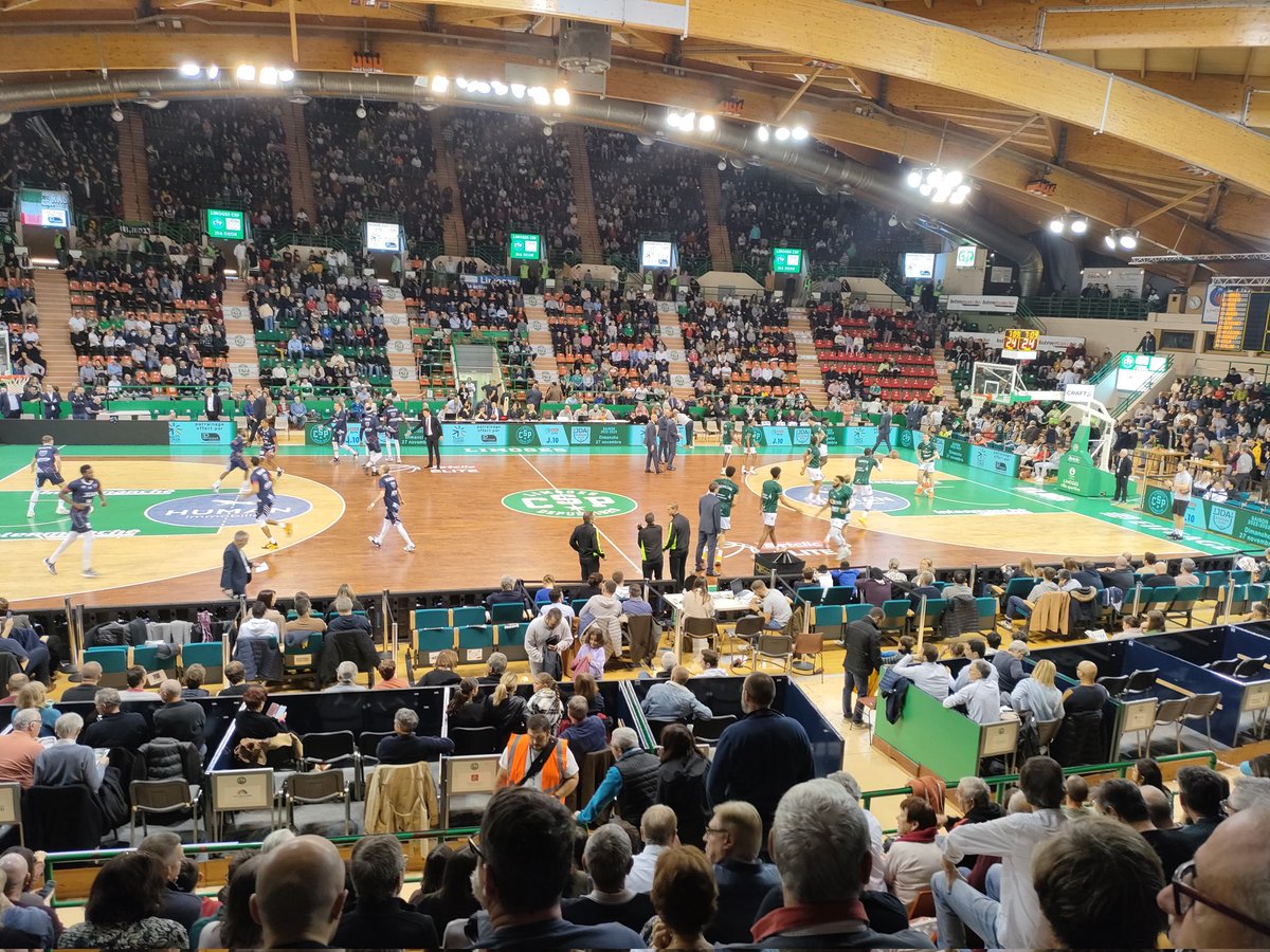 YannDelmon's tweet photo. #beaublanc 
En place pour #cspjda !
Go @limogescsp 🏀🏀🏀

#betclicelite @LNBofficiel https://t.co/nGItpZWe3M