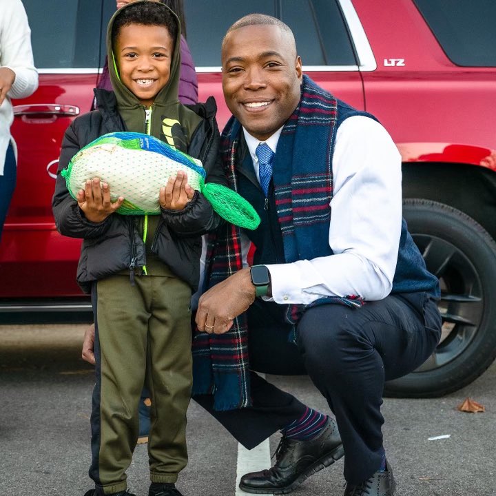 AaronRouseVA's tweet photo. I’m always grateful for the opportunity to serve our community, especially during the holidays. Thank you to everyone who helped make our “Holiday Harvest Turkey Giveaway” a success! 🦃 #utproism #community https://t.co/5cBNaOopq5