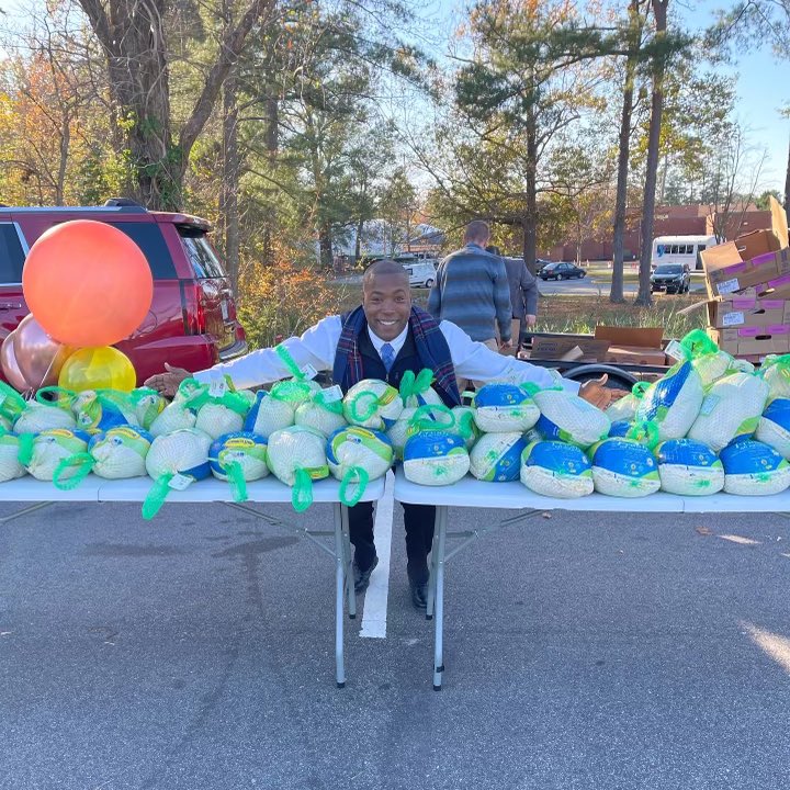 AaronRouseVA's tweet photo. I’m always grateful for the opportunity to serve our community, especially during the holidays. Thank you to everyone who helped make our “Holiday Harvest Turkey Giveaway” a success! 🦃 #utproism #community https://t.co/5cBNaOopq5