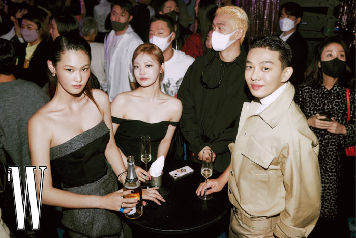 lejeehoon's tweet photo. We own the night🥂 https://t.co/8cV3j0r8DD