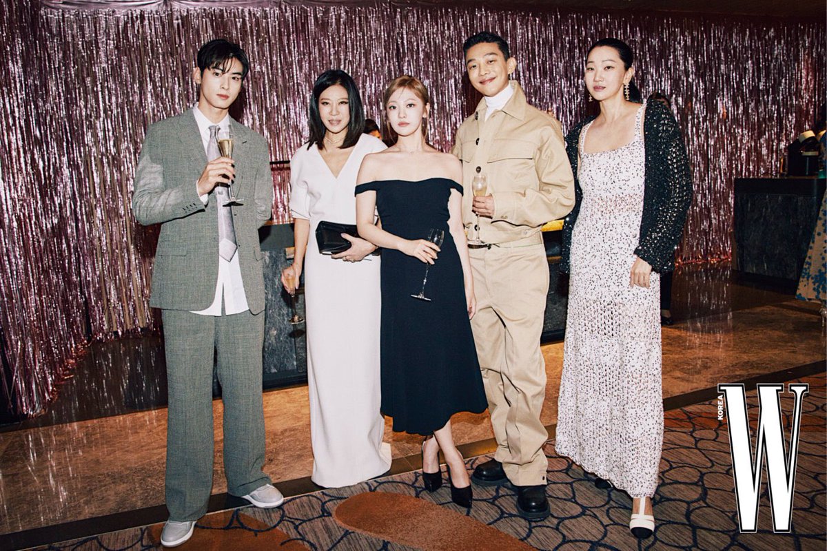 lejeehoon's tweet photo. We own the night🥂 https://t.co/8cV3j0r8DD