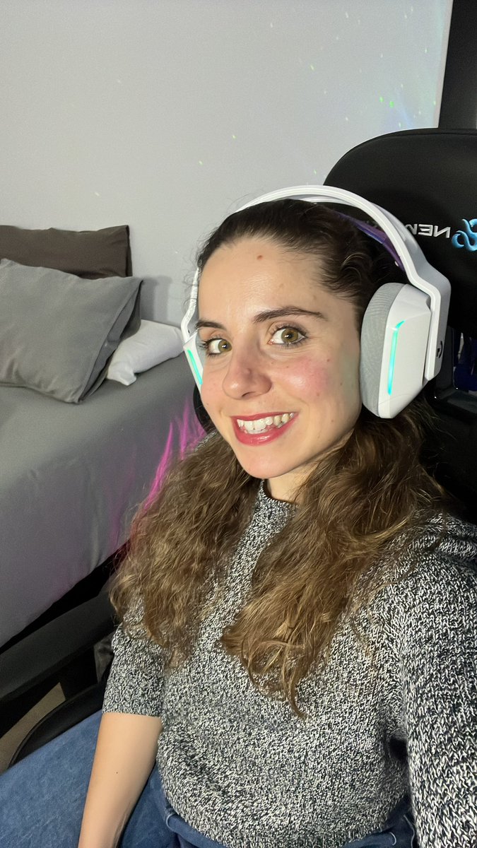 CeciLorca's tweet image. Feliisssss!! Graciaaaaas @BoinaSucia 🥰 #logitechg733 #regalito