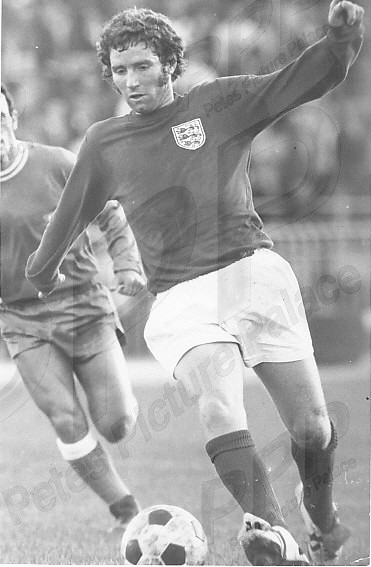 PetesPicPalace's tweet photo. Press photo - #WorldCup heroes No 14 - #England's Alan Ball - #WC66 winner, tigerish midfielder with a great engine &amp; eye for goal - scored nearly 200 in his very long career. 72 caps, also played in #WC70 &amp; in 1973 became the 2nd player sent off for England in an international https://t.co/JTrjmVs2kj