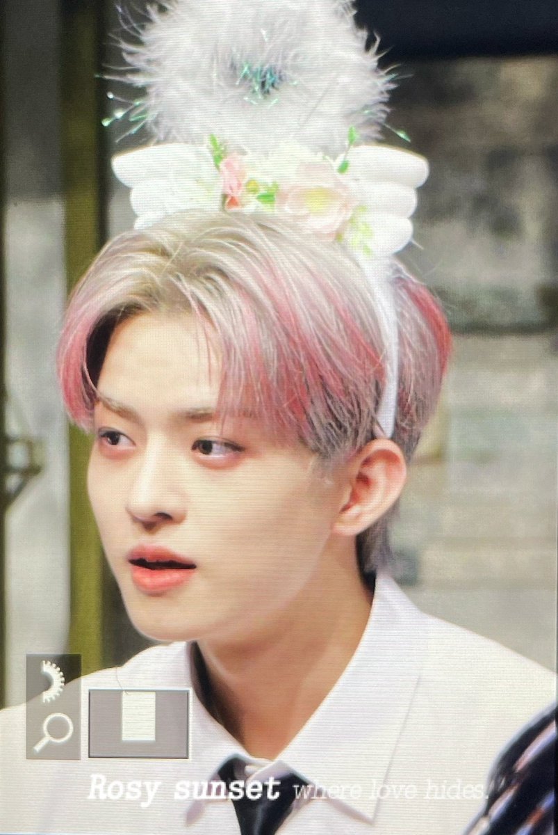 Rosysunset_jsb's tweet photo. 221127 #VICTON_Virus 팬사인회 #정수빈 #수빈

모라고요 ? 사거리 당근 가게가 문 닫았다고요 ????😮😮😮😮

#빅톤 #VICTON @VICTON1109 @NewWorld_VICTON #빅톤_바이러스 https://t.co/F22VPNen2m