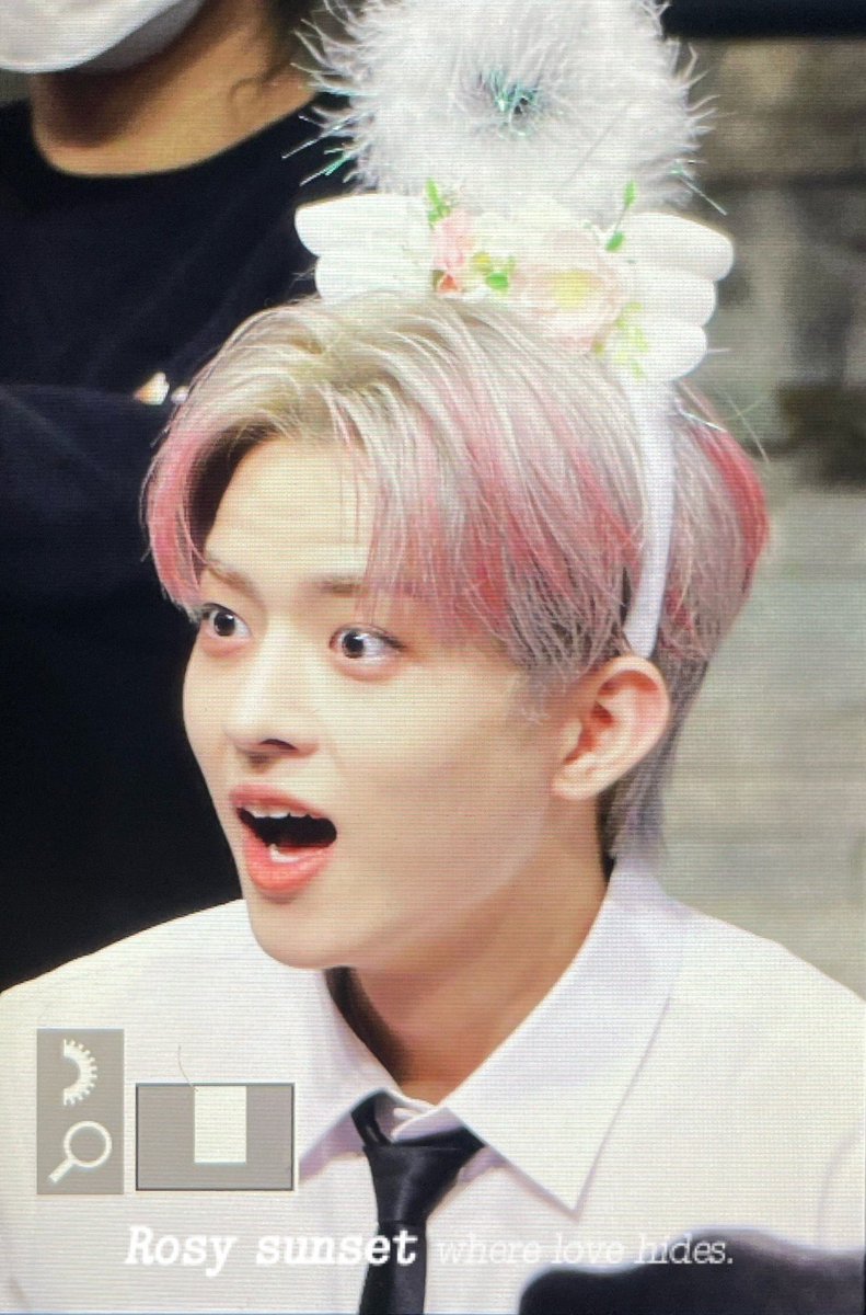 Rosysunset_jsb's tweet photo. 221127 #VICTON_Virus 팬사인회 #정수빈 #수빈

모라고요 ? 사거리 당근 가게가 문 닫았다고요 ????😮😮😮😮

#빅톤 #VICTON @VICTON1109 @NewWorld_VICTON #빅톤_바이러스 https://t.co/F22VPNen2m