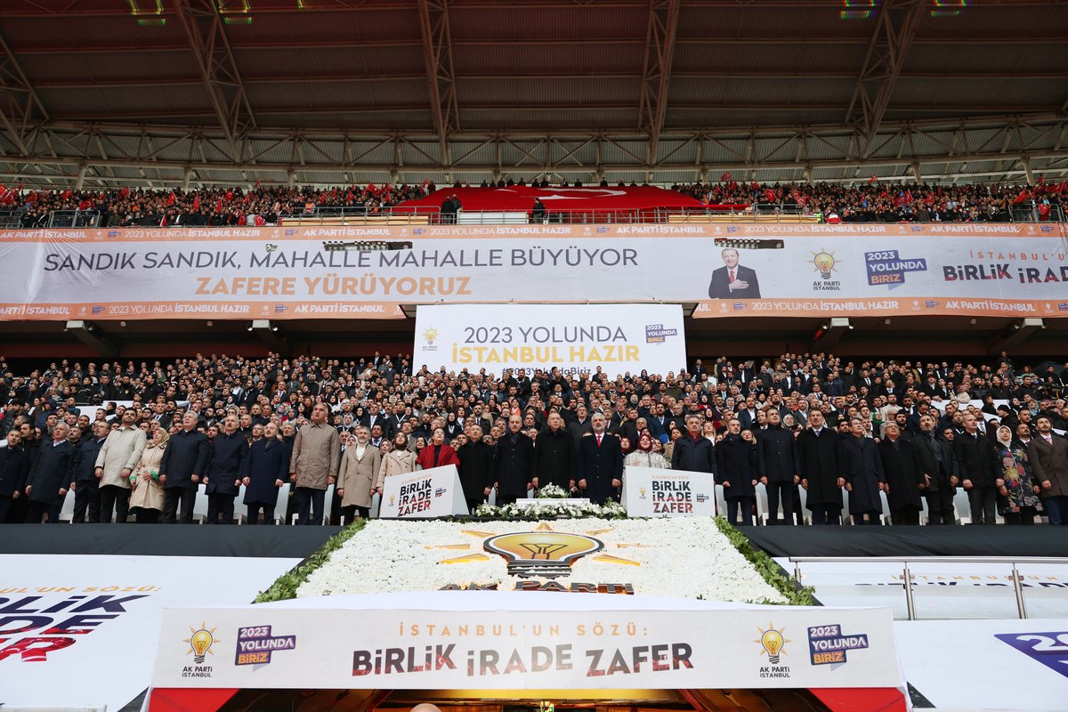 RTErdogan's tweet photo. Fatih’in yadigârı İstanbul’u 2053 vizyonuyla yeniden medeniyetimizin şahikası yapmak için gece gündüz çalışan, mücadele eden, ter döken her bir kardeşime şükranlarımı sunuyorum. 

Teşekkürler İstanbul… 🇹🇷 #2023YolundaBiriz https://t.co/XnLbsBJwdq