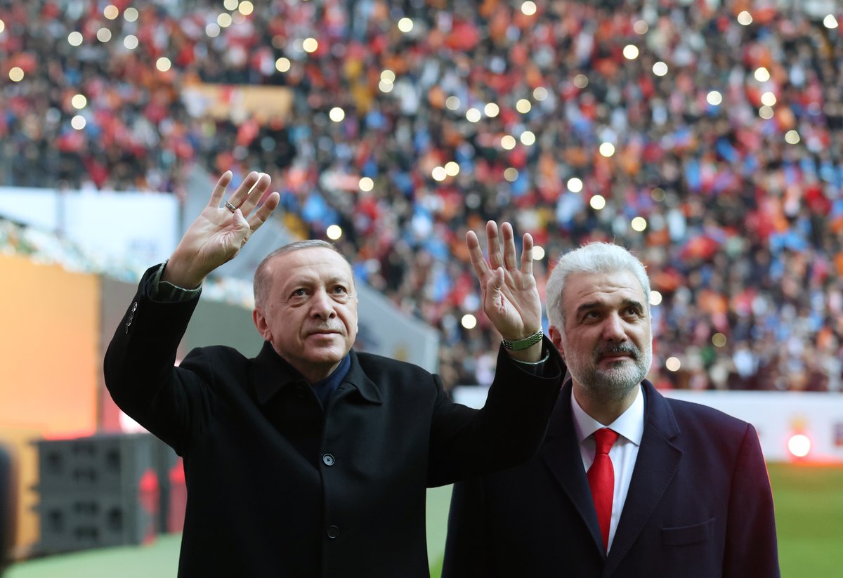 RTErdogan's tweet photo. Fatih’in yadigârı İstanbul’u 2053 vizyonuyla yeniden medeniyetimizin şahikası yapmak için gece gündüz çalışan, mücadele eden, ter döken her bir kardeşime şükranlarımı sunuyorum. 

Teşekkürler İstanbul… 🇹🇷 #2023YolundaBiriz https://t.co/XnLbsBJwdq