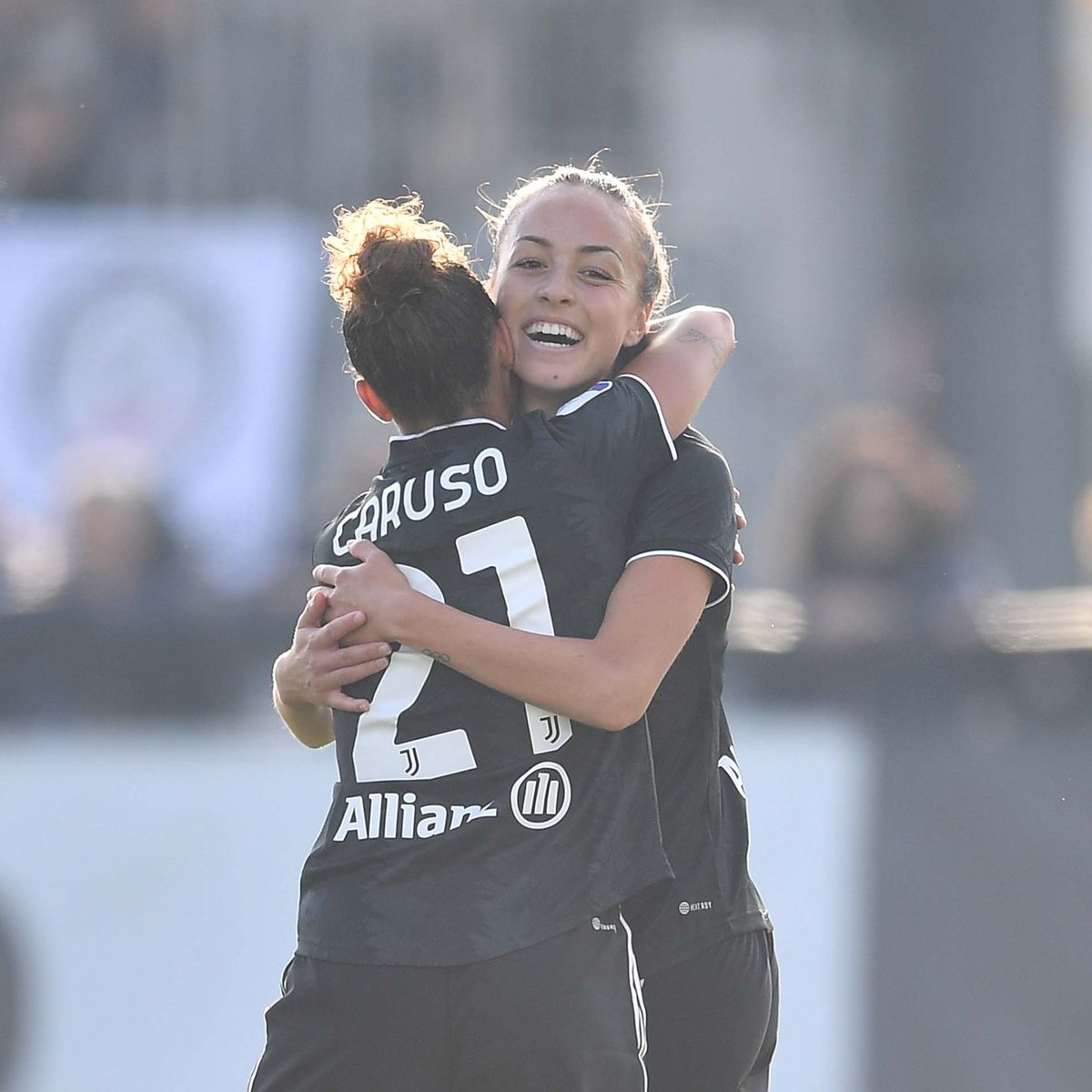 frances14372469's tweet photo. Finalmente e arrivato il Goal del direttore d'orchestra🍁

Sono troppo contento, congrats Julia @GrossoJulia 🤍🖤⚽️💫

#JuventusWomen #JuliaGrosso #JG7 #FinoAllaFine https://t.co/JbMJgbXizm