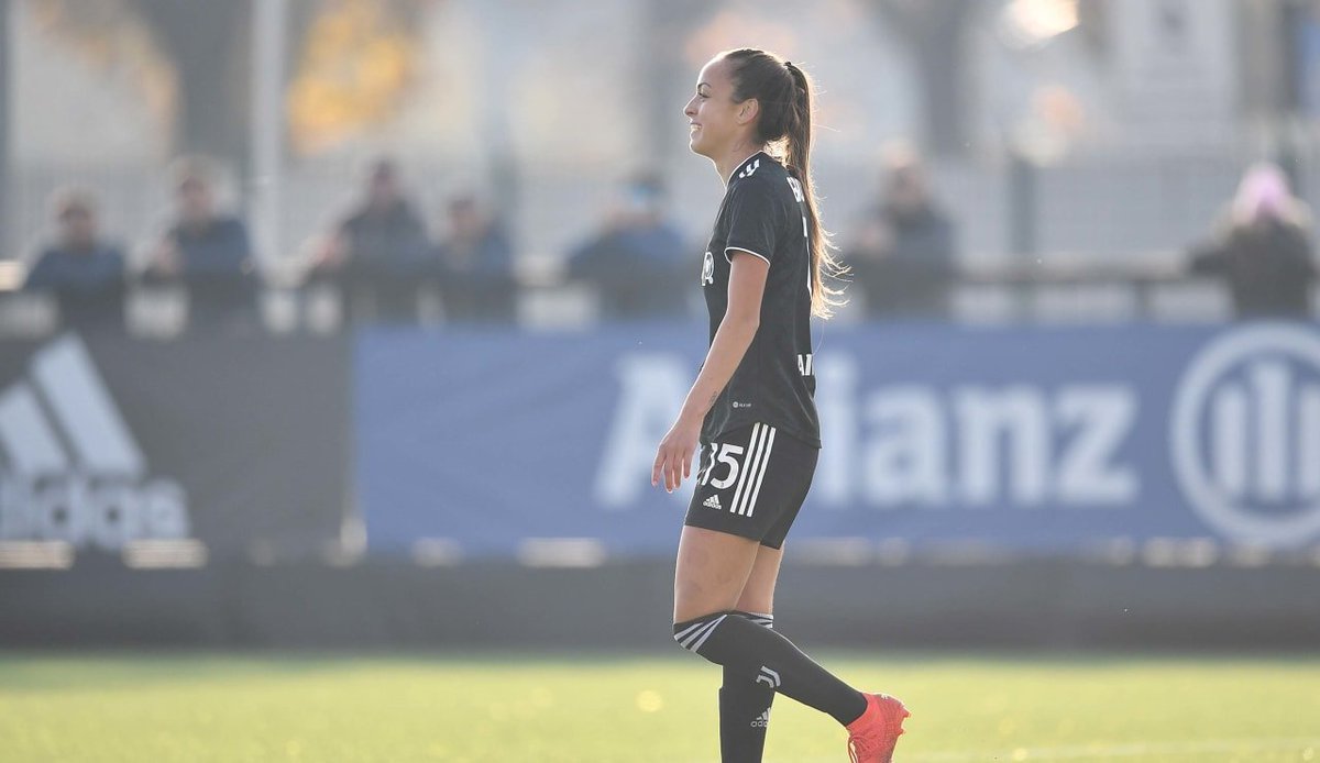 frances14372469's tweet photo. Finalmente e arrivato il Goal del direttore d'orchestra🍁

Sono troppo contento, congrats Julia @GrossoJulia 🤍🖤⚽️💫

#JuventusWomen #JuliaGrosso #JG7 #FinoAllaFine https://t.co/JbMJgbXizm