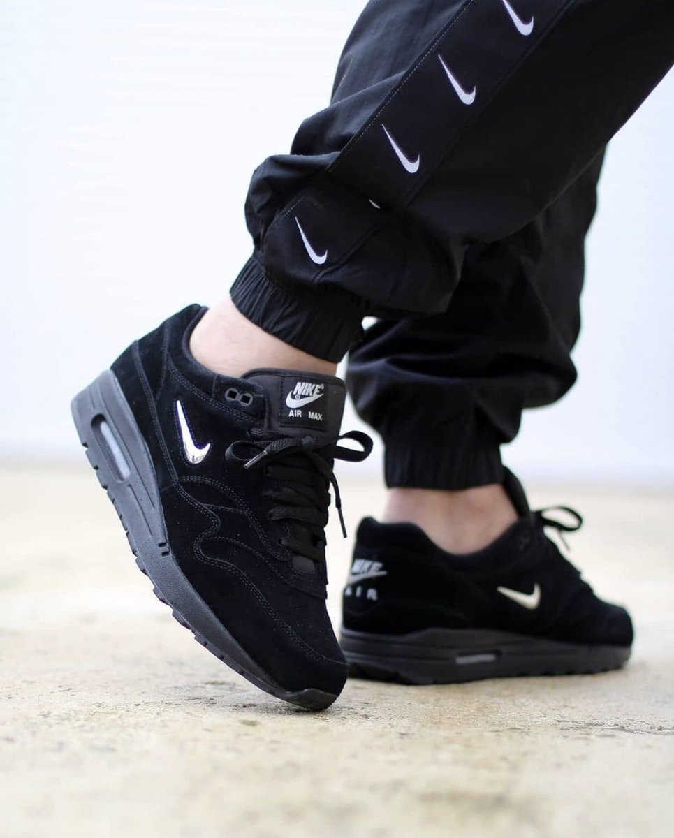 adamdecentral's tweet photo. Nike Air Max 1 https://t.co/dCYG5v9WcY